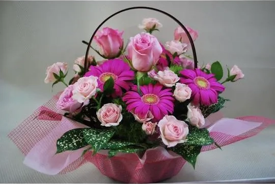 ピンクがメインのアレンジメントフラワー