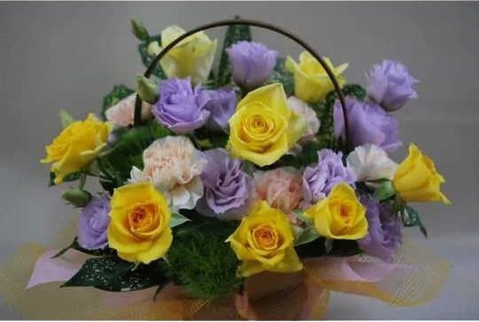 パープルとイエローの配色がキレイなアレンジメントフラワー