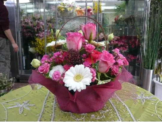 ピンクベースのアレンジメントフラワー